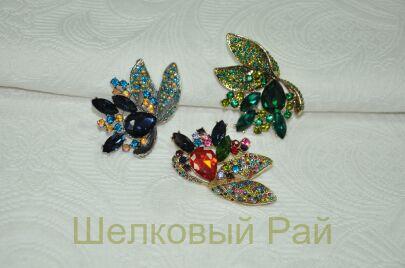 Брошь декоративная с камнем и кристаллами